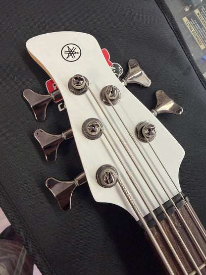Yamaha TRBX305 5-string bass
