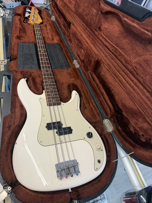 1987 Peavey Fury 4-string bass guitar in white finish with rosewood board and P-style split pickup, handcrafted in USA with original Peavey Contour case